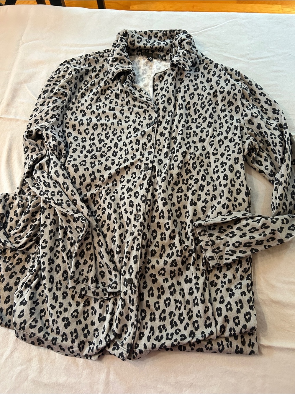 Women’s size medium Leopard Print Gray Pajama Set - Picture 3 of 5